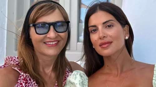 Σταματίνα Τσιμτσιλή - Μάρα Ζαχαρεά: Με αέρινα floral φορέματα στην Πάρο