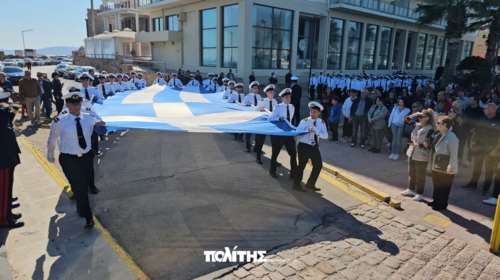 Χίος: Τεράστια ελληνική σημαία υψώθηκε στο λιμάνι για την 28η Οκτωβρίου [εικόνες]