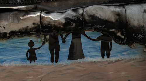 Φωτιά στην Εύβοια: Συνεχείς αναζωπυρώσεις από την Αγία Άννα μέχρι και το Αγριοβότανο, κουβαλούν νερό με δεξαμενόπλοιο