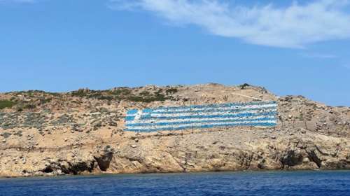 Ανάρτηση Μητσοτάκη από Ψέριμο: Εκεί που το γαλάζιο του Αιγαίου συναντά το γαλάζιο της σημαίας