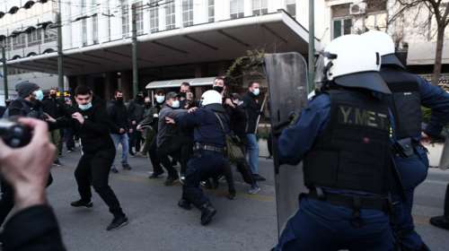 Προπύλαια: Επεισόδια και χημικά στη συγκέντρωση για τον Δημήτρη Κουφοντίνα - Επιτόπου και η αύρα της ΕΛΑΣ