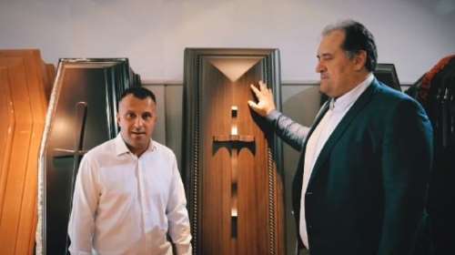 &quot;Σταυρός στον Μητράκα&quot;: Viral προεκλογικό σποτ περιφερειακού συμβούλου στο γραφείο τελετών Μπαμπούλα