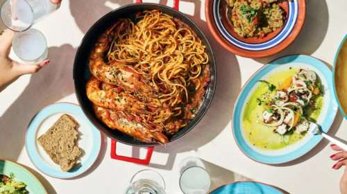 Σερβίρει θέα και θάλασσα: Λένε πως αυτό είναι το πιο κλασάτο ουζερί της Αθήνας