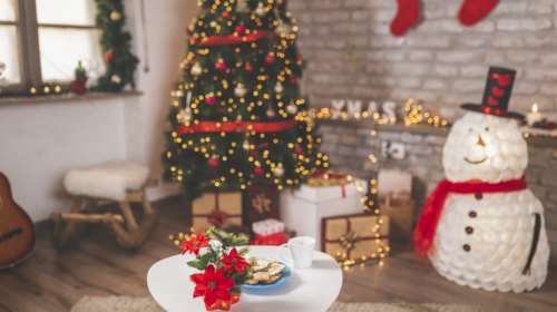 Πώς θα διακοσμήσετε το coffee table για τα Χριστούγεννα, με απλό και οικονομικό τρόπο