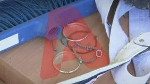 Κως: Η στιγμή που η κάμερα &quot;ανακαλύπτει&quot; σκουλαρίκια και βραχιόλι κάτω από το παράθυρο του 32χρονου από το Μπαγκλαντές