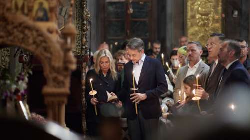 O Κυριάκος Μητσοτάκης στον Επιτάφιο της Ευαγγελιστρίας στην Τήνο - Παρακολούθησε την Ακολουθία και την Περιφορά