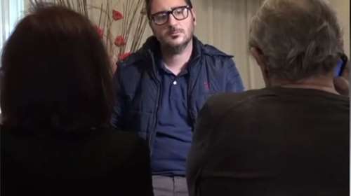 Ογκολόγος έδινε ματζούνια σε καρκινοπαθείς:  &quot;Εξακολουθεί να πουλάει σκευάσματα&quot; λέει μάνα ασθενούς που πέθανε