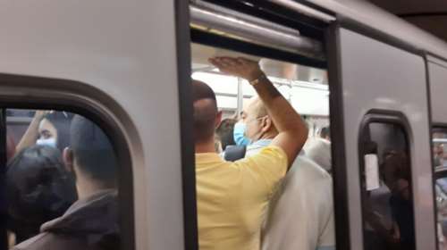 Κορονο-πάρτι στα Μέσα Μεταφοράς: Απίστευτος συνωστισμός στο Μετρό του Συντάγματος [εικόνες]