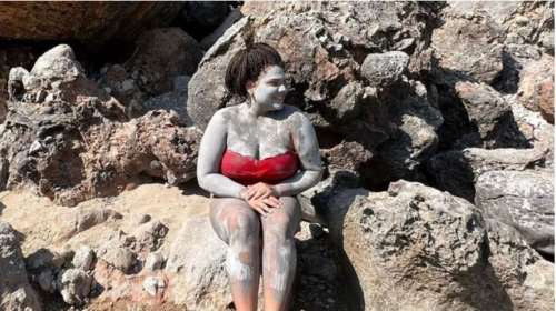 Δανάη Μπάρκα: Φωτεινή και χαρούμενη ποζάρει "πασαλειμμένη" με άργιλο στην παραλία