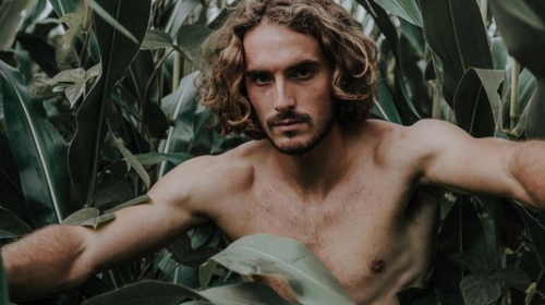 Ο Τσιτσιπάς ημίγυμνος στις Αζόρες: &quot;Η σιωπή και η μοναξιά μπορούν επίσης να οδηγήσουν σε πρόοδο&quot;