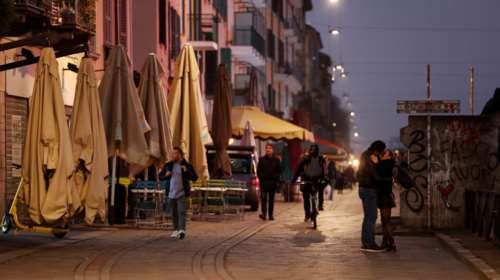 Κοροναϊός: Viral το παθιασμένο φιλί του ζευγαριού στο έρημο Μιλάνο