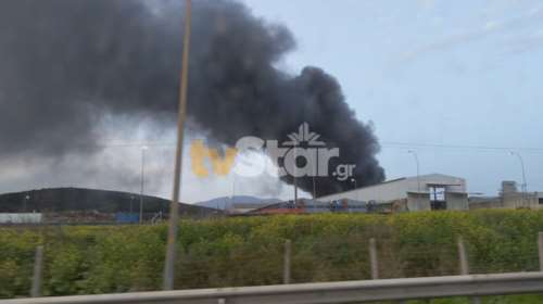 Αυλίδα: Φωτιά σε αποθήκες πλαστικών και χαρτικών - Μήνυμα από το 112 - &quot;Παραμείνετε σε εσωτερικούς χώρους&quot;