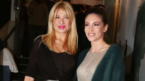 Η Φαίη Σκορδά &quot;παντρεύει&quot; την Αθηνά Οικονομάκου - Το ρεπορτάζ και το μονόπετρο