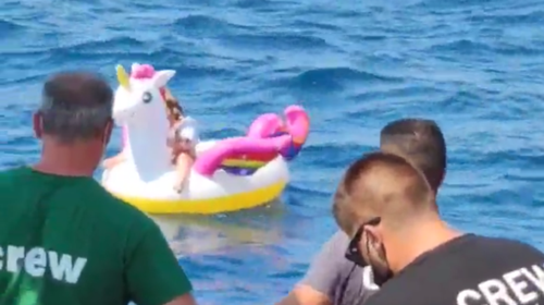 Θρίλερ με 4χρονη: Συγκινεί ο καπετάνιος που την έσωσε – &quot;Ήταν γατζωμένη στο φουσκωτό και είχε μαρμαρώσει&quot;