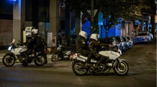 Πυροβολισμοί σε γνωστό κλαμπ της λεωφόρου Βουλιαγμένης - &quot;Γάζωσαν&quot; την ταμπέλα, προσήχθη ζευγάρι