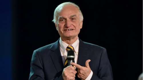 Μανώλης Μαυρομάτης: &quot;Έχουμε δρόμο ακόμη&quot;, λέει ο γιος του για τον αθλητικογράφο που αποσωληνώθηκε