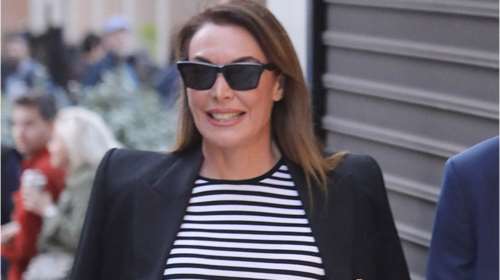 Τατιάνα Στεφανίδου: Ποζάρει με classic office look και πολλά αξεσουάρ μέσα στο πολυτελές ασπρόμαυρο γραφείο της