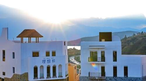 Στην επαρχία Γιουνάν της Κίνας έφτιαξαν πιστό αντίγραφο της Σαντορίνης