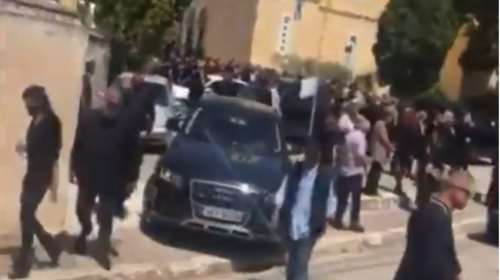 Θρήνος στην κηδεία του Γιάννη Σκαφτούρου - Τραγική φιγούρα η μητέρα του:  &quot;Δεν μπορεί να συμβαίνει αυτό&quot;