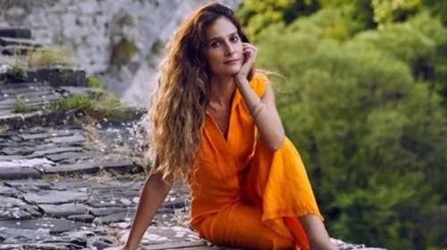 Η Μαρίνα Καλογήρου ποζάρει ολόγυμνη κρατώντας στην αγκαλιά της τον μονάκριβο γιο της