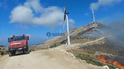 Φωτιά Νάξος: Ενισχύθηκαν οι δυνάμεις στην πυρκαγιά στην Κόρωνο  -  Πνέουν ισχυροί άνεμοι