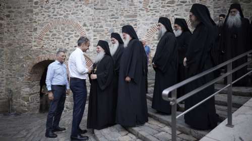 Αγιο Όρος:  Επίσημη υποδοχή Μητσοτάκη από τη μοναστική αδελφότητα - Στη λειτουργία με τον γιο του
