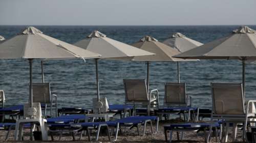 Καλοκαιρινές διακοπές: Σωτήρια η μια δόση της Johnson για τους νεαρούς Βρετανούς - &quot;Ένα τρύπημα και...πηγαίνετε Ίμπίζα&quot;