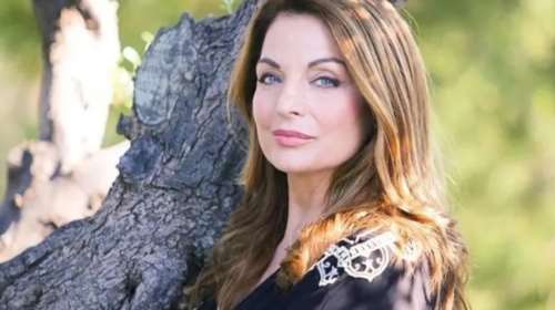 Η Άντζελα Γκερέκου σε γιορτινή διάθεση: Mε οικολογική γούνα μπροστά στο χριστουγεννιάτικο δέντρο