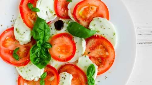 Αυθεντική Caprese: Δοκίμασε τη δροσερή ιταλική σαλάτα που έχει ξετρελάνει το ελληνικό κοινό