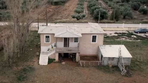 Άγριες Μελισσες. Η καλά κρυμμένη αγροικία της οικογένειας Σταμίρη όπως δεν την έχετε δει ποτέ [Βίντεο]