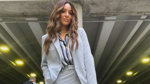 Η Καλομοίρα καλεσμένη σε γάμο με την οικογένειά της: Το εντυπωσιακό φόρεμα και η εντυπωσιακή ομοιότητα με την κόρη της