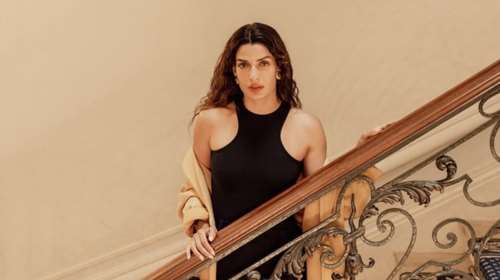 Η Τόνια Σωτηροπούλου μπήκε στην κουζίνα και ετοιμάζει γεμιστά, φορώντας το μαγιό της