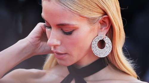 Η Δούκισσα Νομικού έφερε την άνοιξη με το δροσερό, λιλά μανικιούρ της