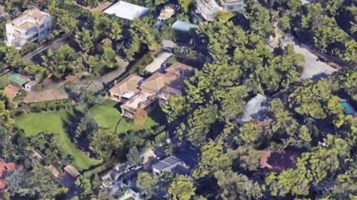 Αυτό είναι το &quot;κάστρο&quot; των Καρνέσηδων στην Εκάλη: Τα δυο προς πώληση ακίνητα μέσα σε μία αχανή έκταση