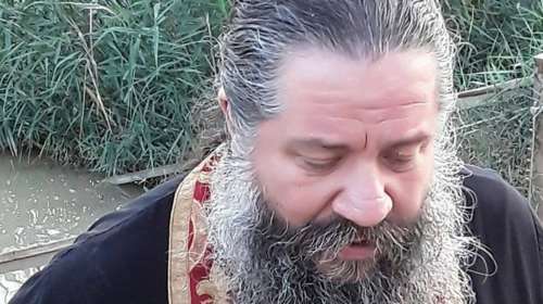 Ο ιερέας που κοινώνησε στο Κουκάκι &quot;από την πίσω πόρτα&quot; απαντά στις επικρίσεις ανεβάζοντας πόστ στο facebook