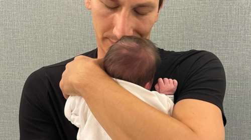 Μιχάλης Σαράντης: &quot;Πλέω σε πελάγη ευτυχίας που έχω την ιδιότητα του πατέρα. Νομίζω φαίνεται στο πρόσωπό μου&quot;