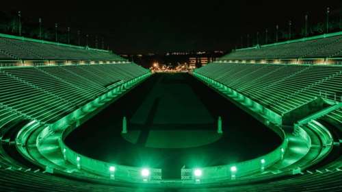 Ο εντυπωσιακός πράσινος φωτισμός στο Καλλιμάρμαρο για την ημέρα του Αγίου Πατρικίου [εικόνες+ βίντεο]