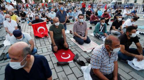 Αγιά Σοφιά: Η φιέστα, οι &quot;προσκυνητές&quot; τα συνθήματα, οι σέλφι και τα ασορτί χαλιά προσευχής [εικόνες]