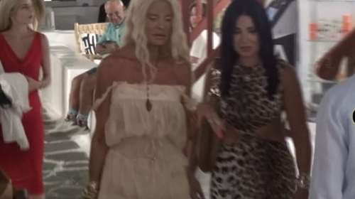 Μαρίνα Σταυράκη: Καυτή εμφάνιση στη Μύκονο - Το περιεχόμενο της τσάντας της που τρέλανε το νησί  [βίντεο]