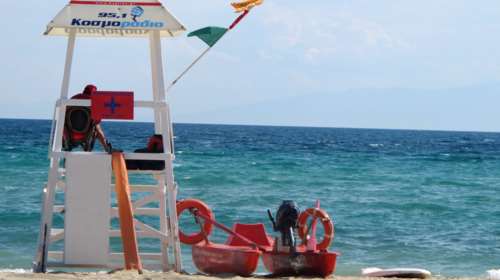 Ασφαλείς οι οργανωμένες παραλίες χάρη στους ναυαγοσώστες - Τι σημαίνουν οι τρεις σημαίες στους πύργους τους