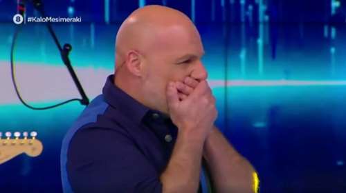 Σοκαρισμένος ο Νίκος Μουτσινάς με την τραγουδίστρια που εισέβαλε στο &quot;Καλό Μεσημέρακι&quot;