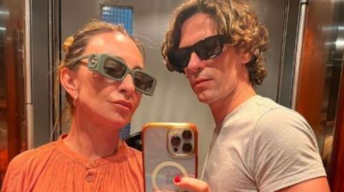 Η Ρούλα Ρέβη δείχνει για πρώτη φορά το τατουάζ που έχει κάνει ο Αποστόλης Τότσικας για εκείνη