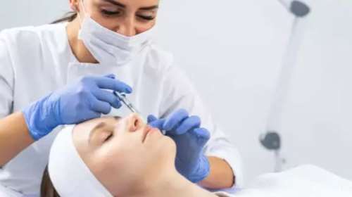 Το εμβόλιο της Pfizer ενδεχομένως να προκαλεί οίδημα στο πρόσωπο σε όσους έχουν κάνει ενέσιμα εμφυτεύματα