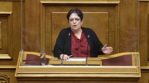 Η φαρμακερή ατάκα της Παπαρήγα στη Βουλή: Δεν μπορώ να μιλάω με υπόκρουση Μπογδάνο