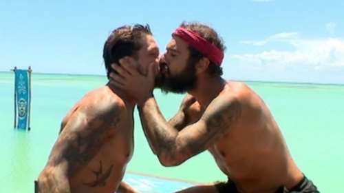 Survivor: Ο Τριαντάφυλλος φιλήθηκε στο στόμα με το Μπογδάνο και το Twitter παραληρεί [Βίντεο]