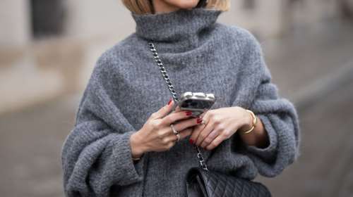 Το χρώμα και το σχήμα στα νύχια που κάνουν τα χέρια να δείχνουν πιο νεανικά