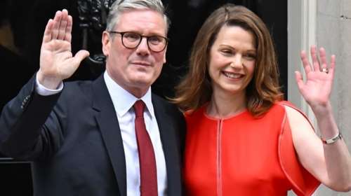 Βικτόρια Στάρμερ: Sold out μέσα σε 48 ώρες το κόκκινο φόρεμα της Πρώτης κυρίας της Βρετανίας