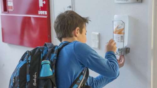 Πανελλήνιες: Πώς θα γίνει η διανομή αντισηπτικών στα εξεταστικά κέντρα