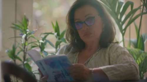 Χαρούλα Αλεξίου: Σε ατελιέ στην Αθήνα με chic καφτάνι (σαν εκείνα που φοράει στο Maestro)