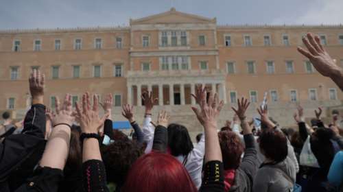 Επέστρεψαν οι &quot;μούτζες των αγανακτισμένων&quot; έξω από τη Βουλή- Από αντιεμβολιαστές υγειονομικούς σε αναστολή